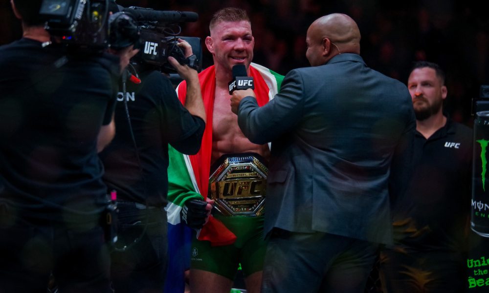 Dricus du Plessis dá entrevista logo após conquistar o cinturão até 84 kg no UFC 297