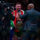 Dricus du Plessis dá entrevista logo após conquistar o cinturão até 84 kg no UFC 297