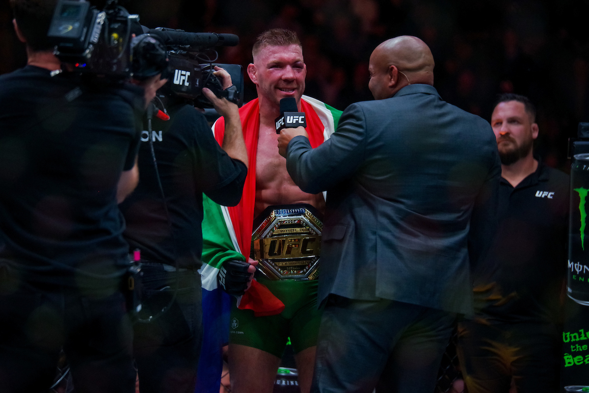 Dricus du Plessis dá entrevista logo após conquistar o cinturão até 84 kg no UFC 297
