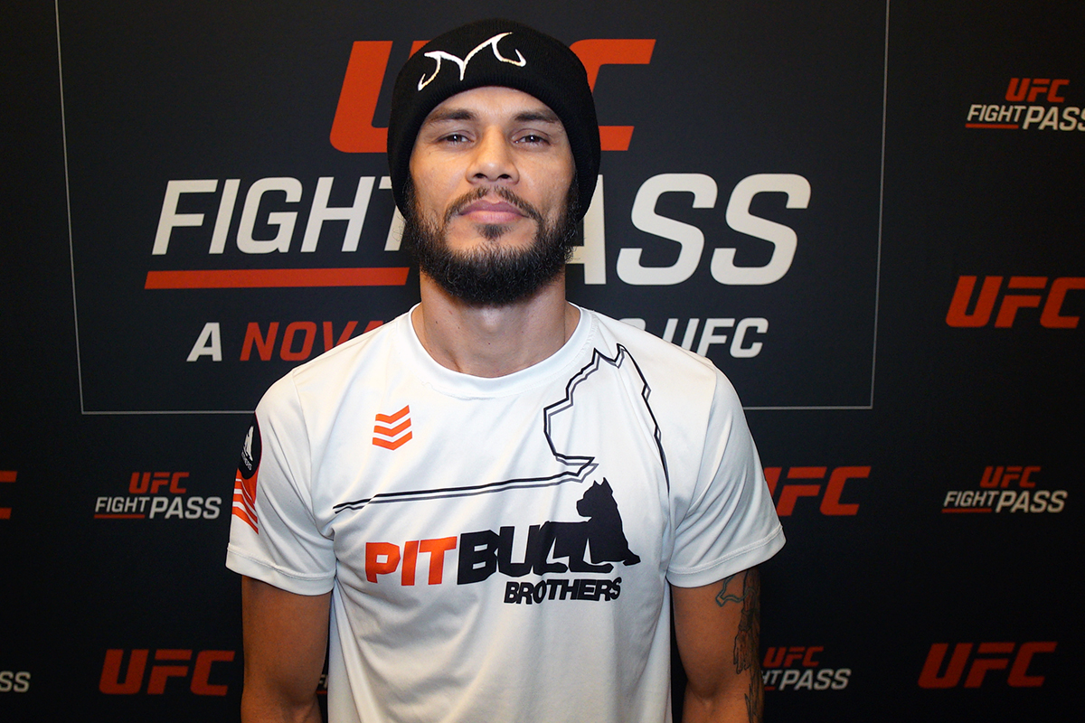 Felipe Bunes posa para fotos após conversar com a reportagem da Ag Fight no UFC Apex