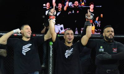 Diego Braga, à esquerdam levanta o braço do filho Gabriel após a vitória do filho no Future FC