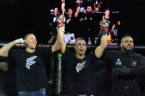 Diego Braga, à esquerdam levanta o braço do filho Gabriel após a vitória do filho no Future FC