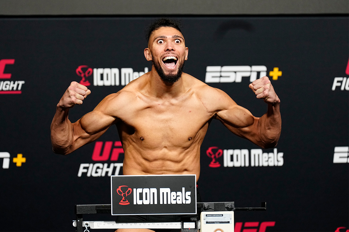 Johnny Walker posa para fotos após vencer a balança para sua luta contra Ankalaev no UFC Vegas 84