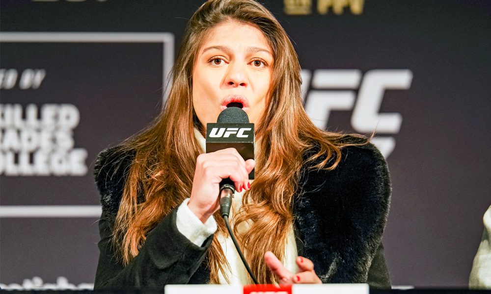 Mayra Sheetara Bueno eleva a voz durante trash talk com Raquel Pennington