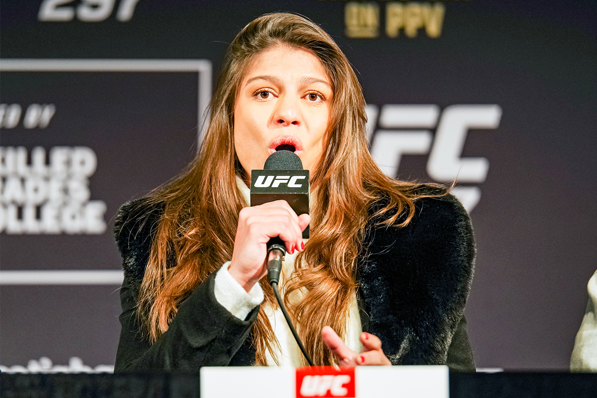 Mayra Sheetara Bueno eleva a voz durante trash talk com Raquel Pennington