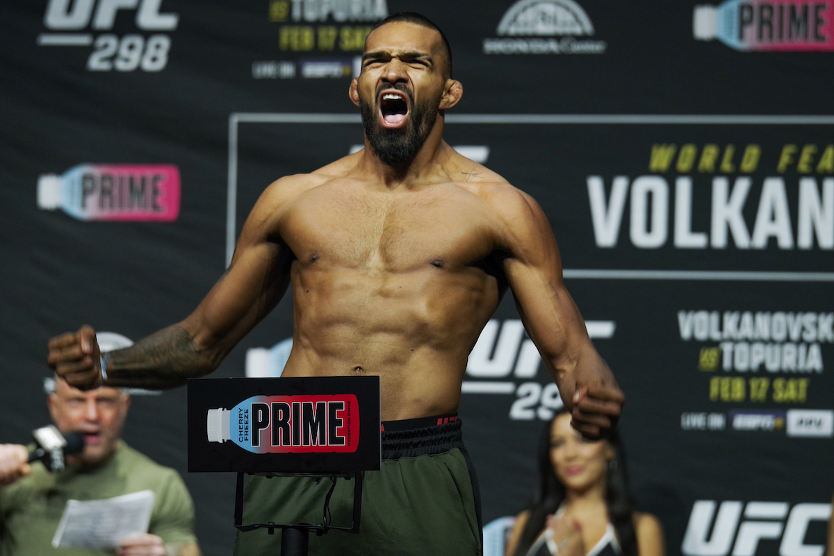 Brendson Ribeiro na pesagem cerimonial do UFC 298.