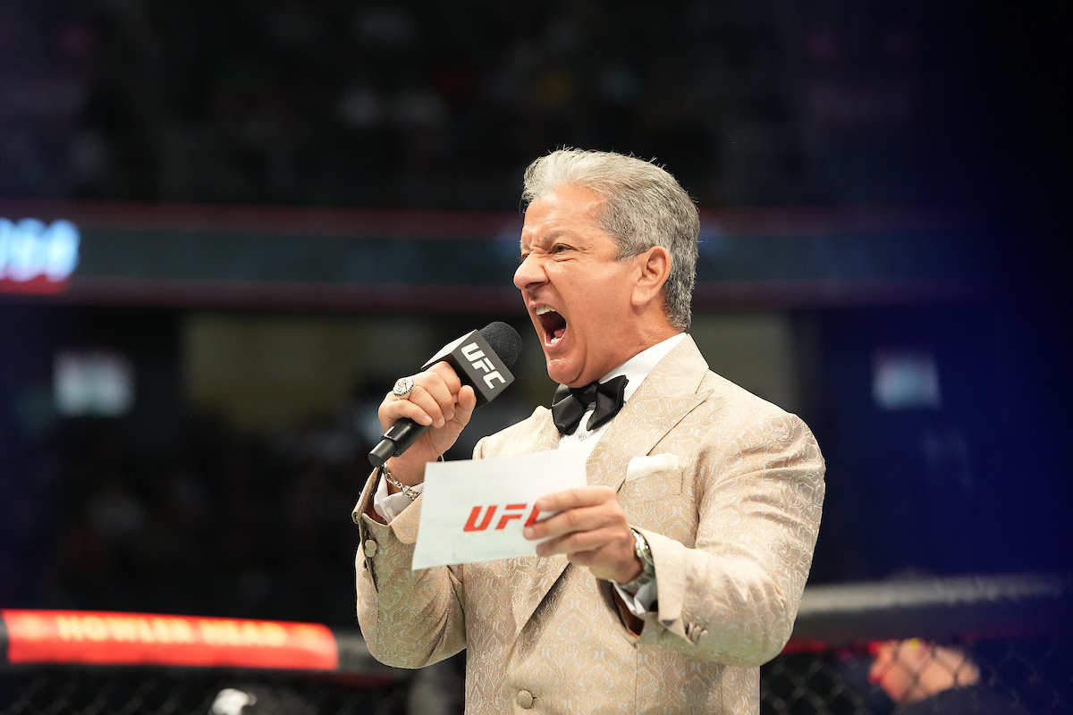 O 'announcer' Bruce Buffer em ação no UFC 264.