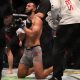Dominick Reyes se ajoelha no octógono do UFC Londres.