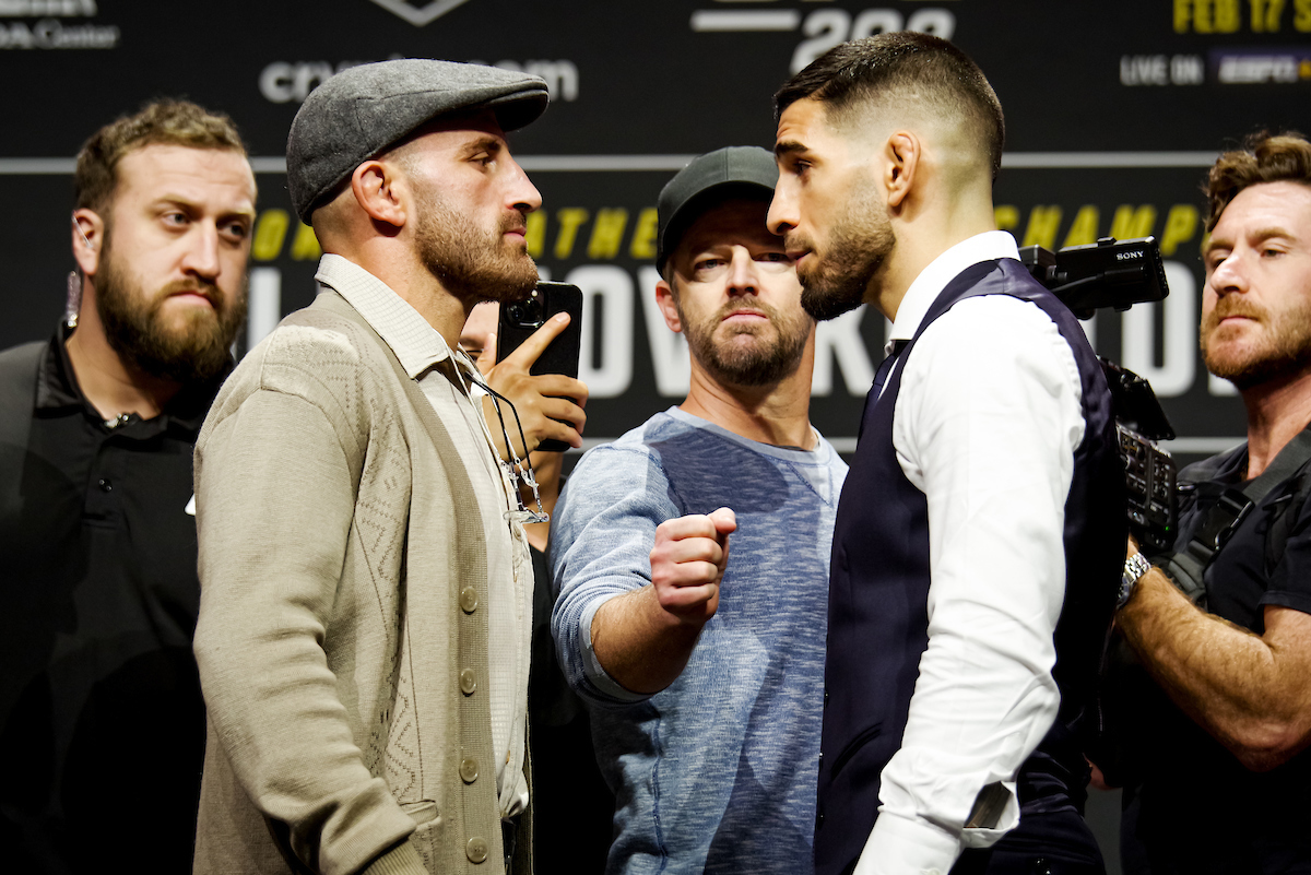 Alexander Volkanovski e Ilia Topuria fazem encarada após a coletivade imprensa do UFC 298.