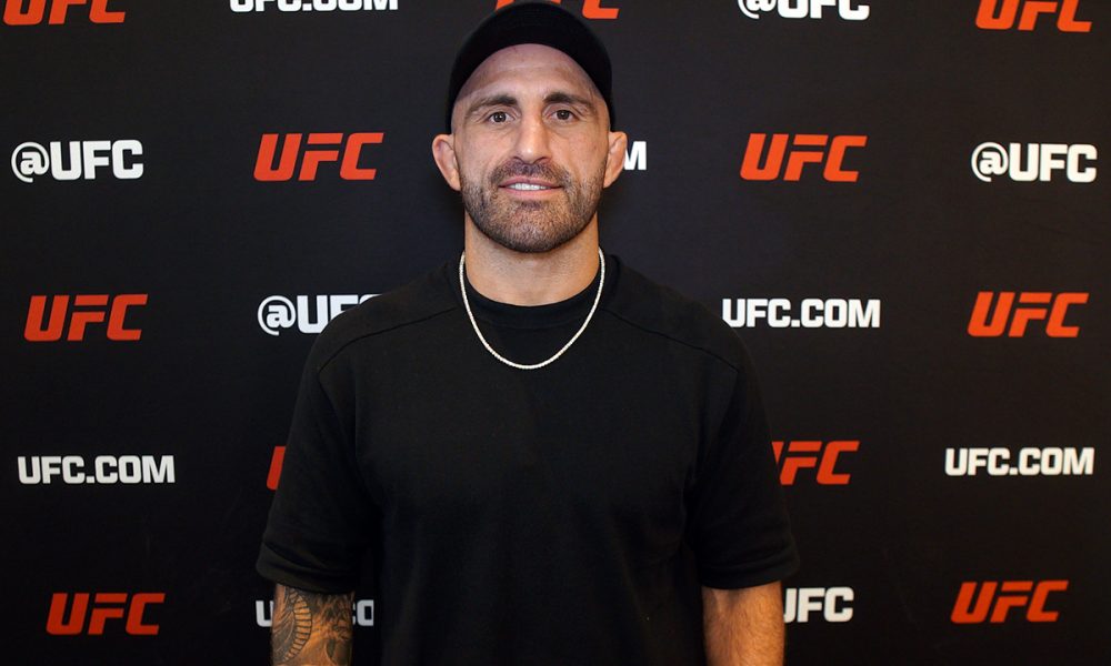 Alexander Volkanovski posa para fotos após conversar com a reportagem da Ag Fight