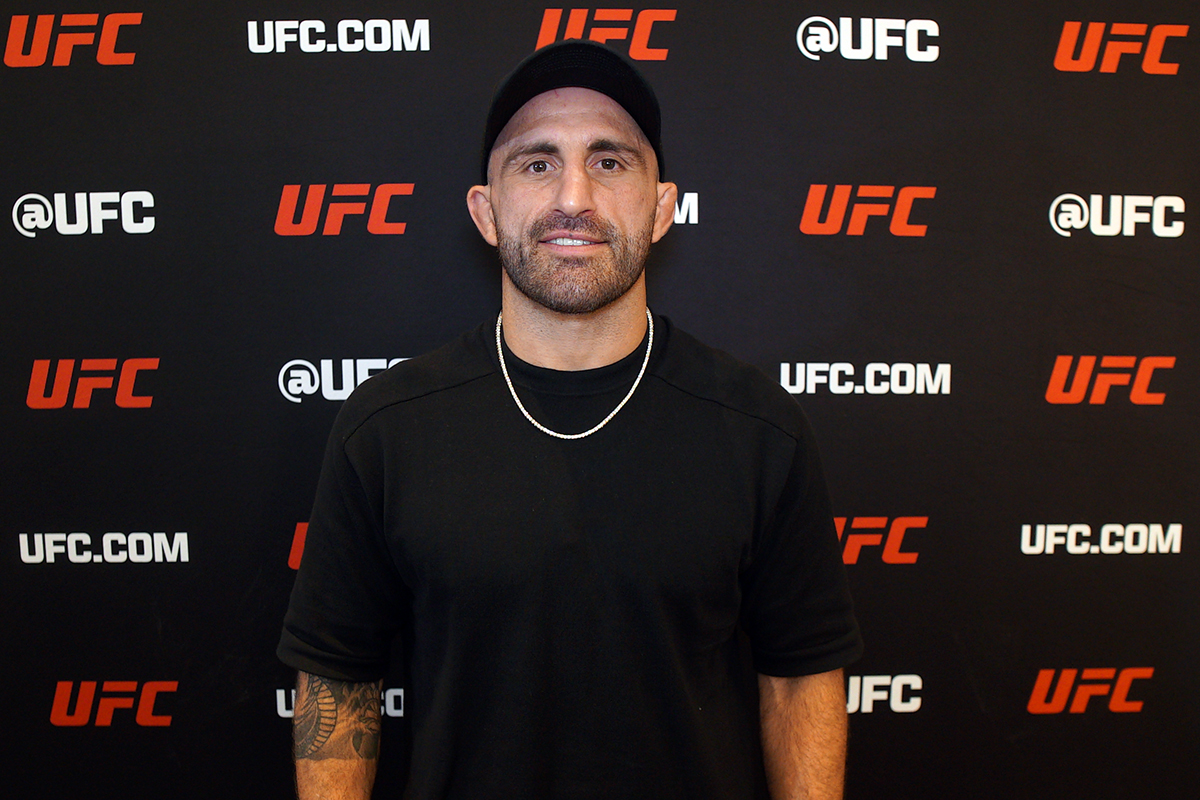 Alexander Volkanovski posa para fotos após conversar com a reportagem da Ag Fight