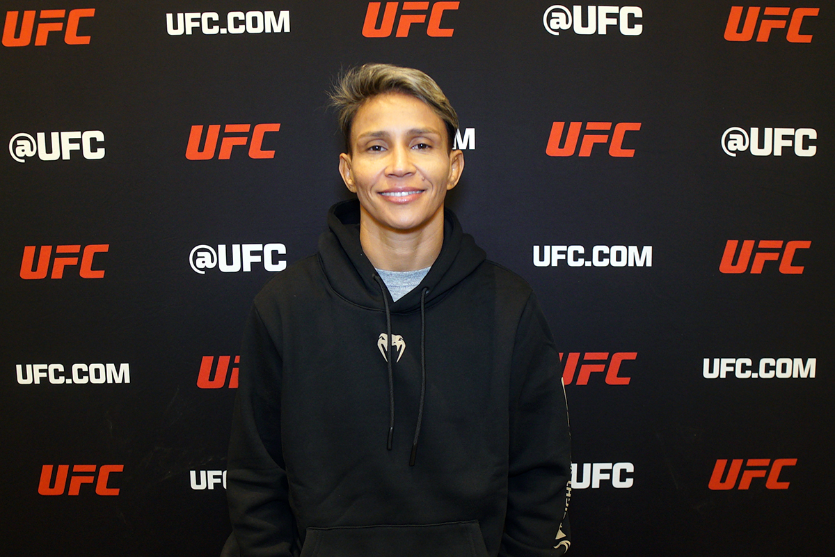 Amanda Lemos posa para fotos após conversar com a reportagem da Ag Fight