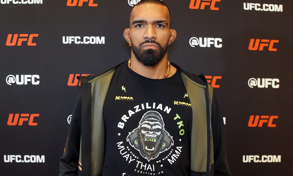 Brendson Ribeiro perde para rival invicto e segue sem vencer no UFC