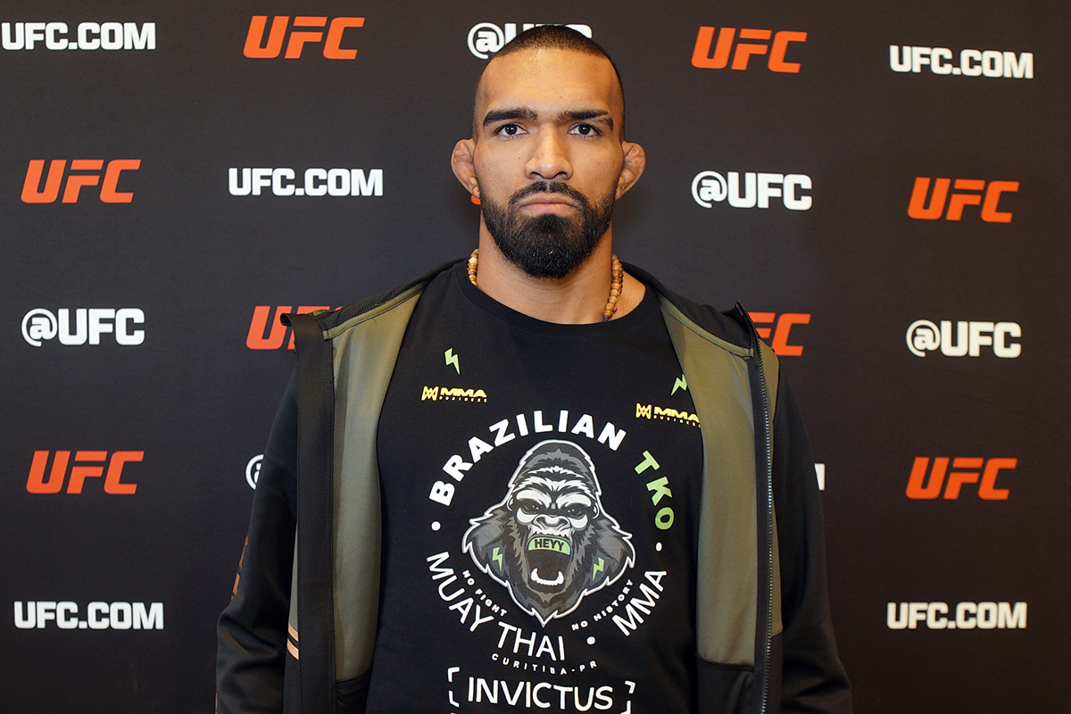 Bredson Ribeiro posa para fotos após conversar com a reportagem da Ag Fight