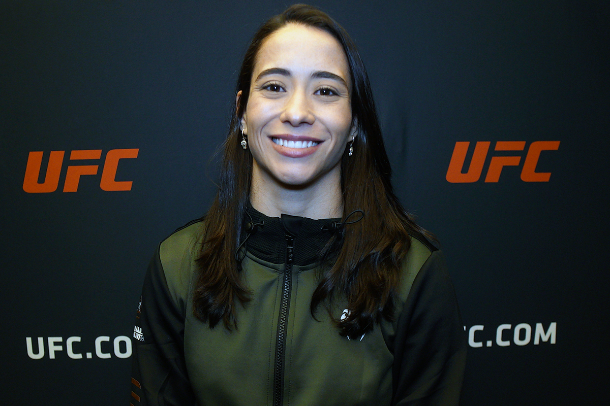 Bruna Brasil posa para fotos após conceder entrevista para a Ag Fight no UFC Apex