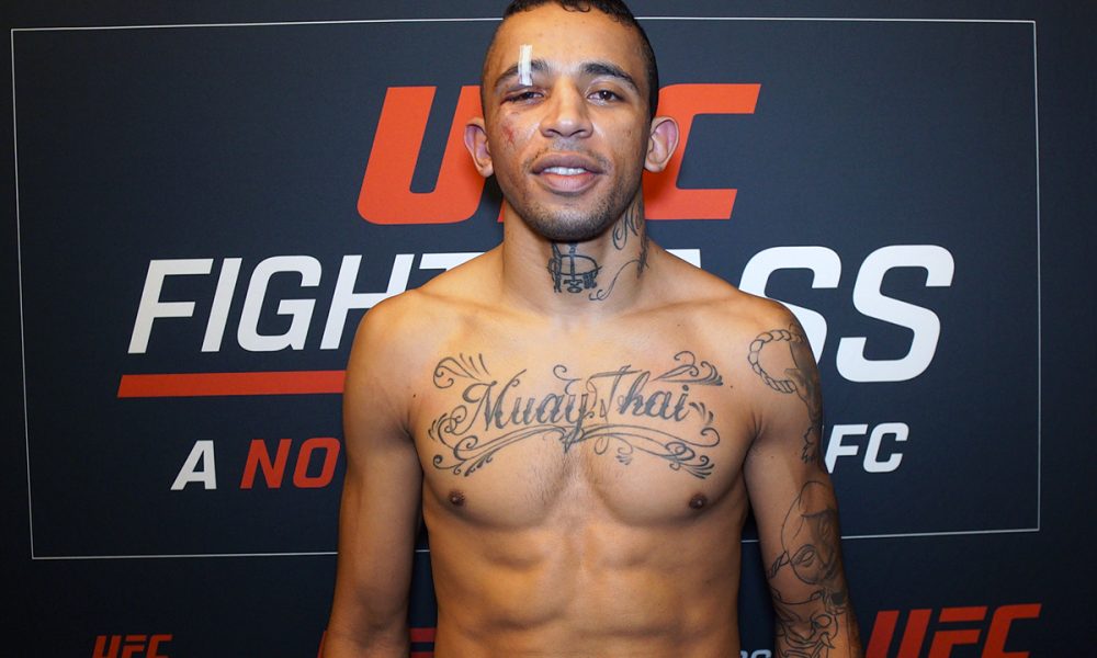 Carlos Prates posa para fotos após conversar com a reportagem da Ag Fight