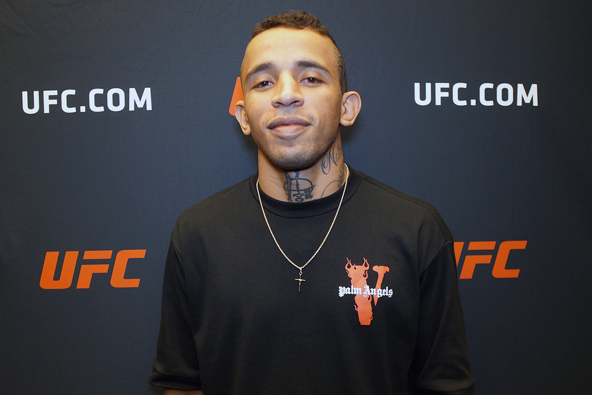 Rodolfo Vieira posa para fotos após conceder entrevista para a Ag Fight no UFC Apex