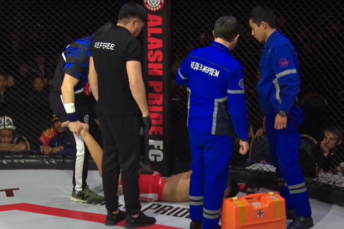 Makhmudkhan Beibit venceu luta após protagonizar cena inusitada