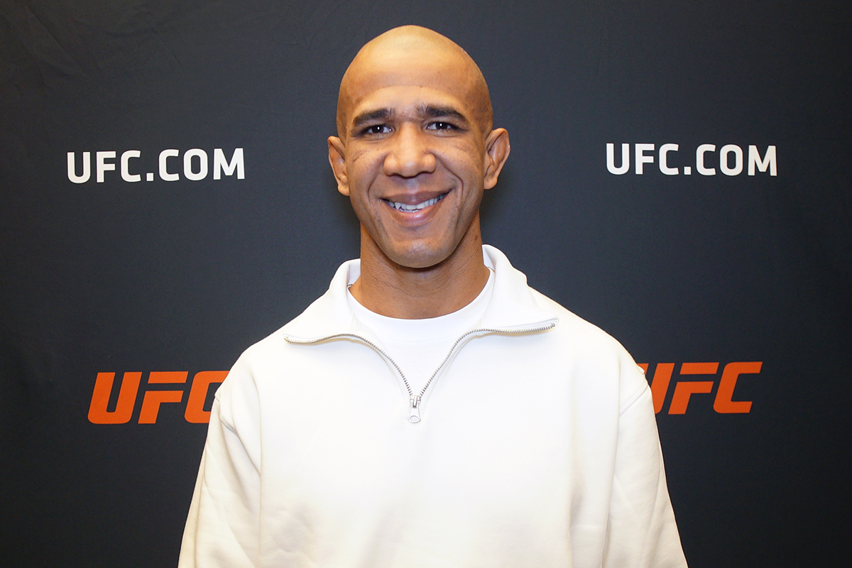 Gregory Rodrigues posa para fotos após conceder entrevista para a Ag Fight no UFC Apex