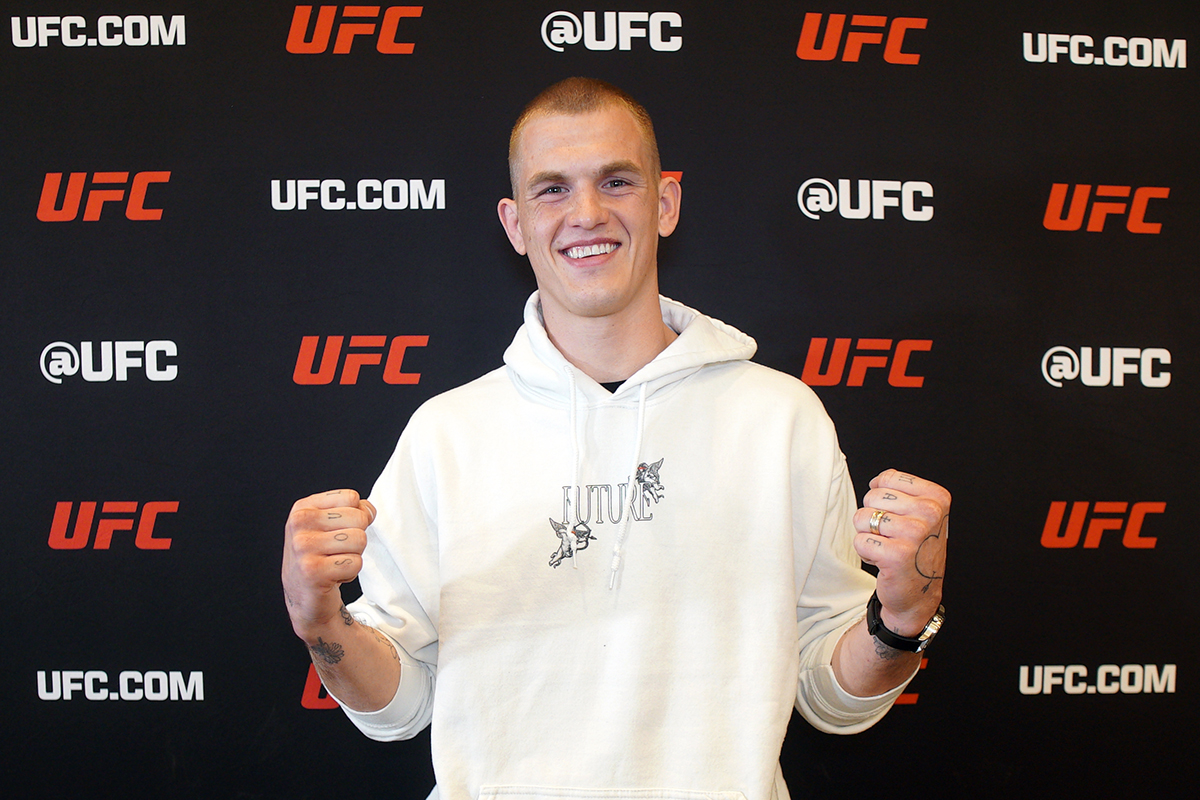 Ian Machado Garry posa para fotos após conversar com a reportagem da Ag Fight