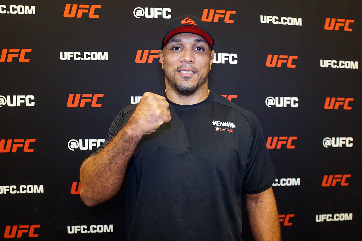 Marcos Pezão posa para fotos após conversar com a reportagem da Ag Fight