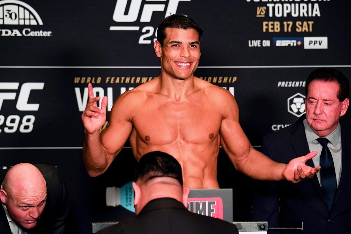 Paulo Borrachinha posa para fotos após se pesar para o UFC 298