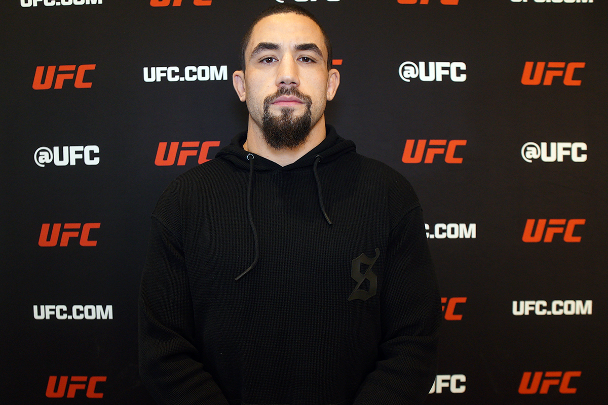 Robert Whittaker posa para fotos após conversar com a reportagem da Ag Fight