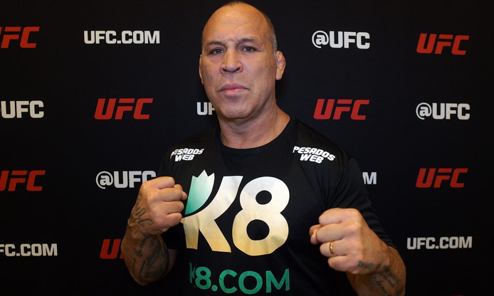 Wanderlei Silva posa para fotos após conversar com a reportagem da Ag Fight