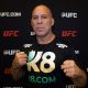 Wanderlei Silva posa para fotos após conversar com a reportagem da Ag Fight