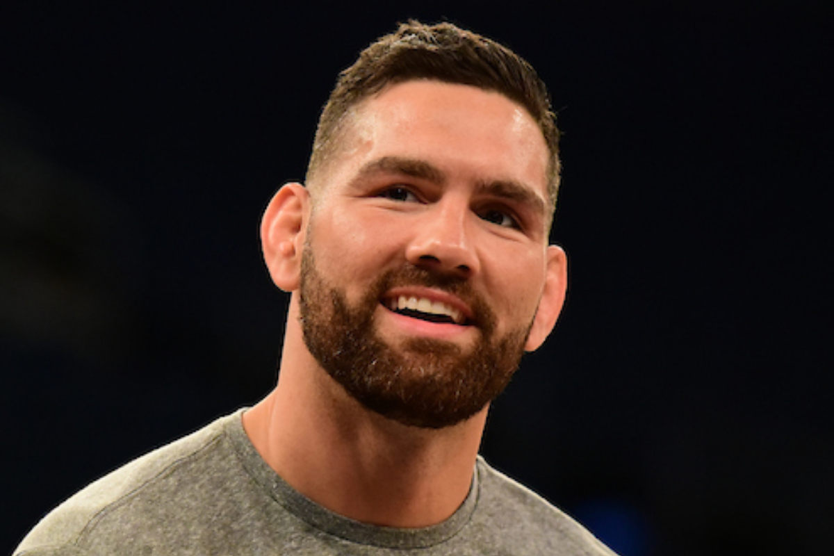 Chris Weidman sorri no treino aberto do UFC 230.