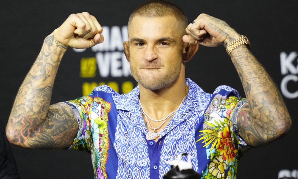 Dustin Poirier na coletiva de imprensa do UFC 299.