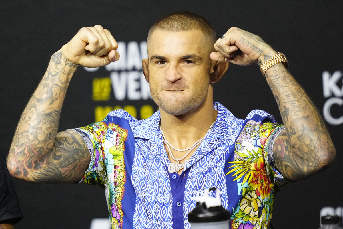 Dustin Poirier na coletiva de imprensa do UFC 299.