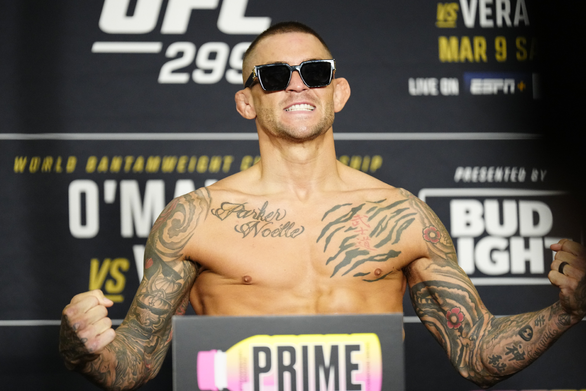 Dustin Poirier na pesagem oficial do UFC 299.