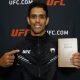 Jafel Filho posa com a Bíblia após sua vitória no UFC Vegas 88.