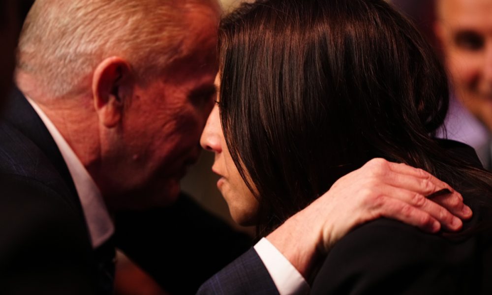 Joanna Jedrzejczyk recebe os parabéns após ser incluída no Hall da Fama do UFC.