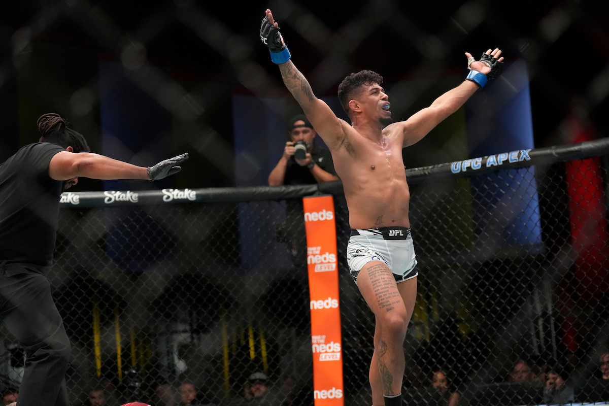 Jonathan Martinez celebra sua vitória no UFC Vegas 62.