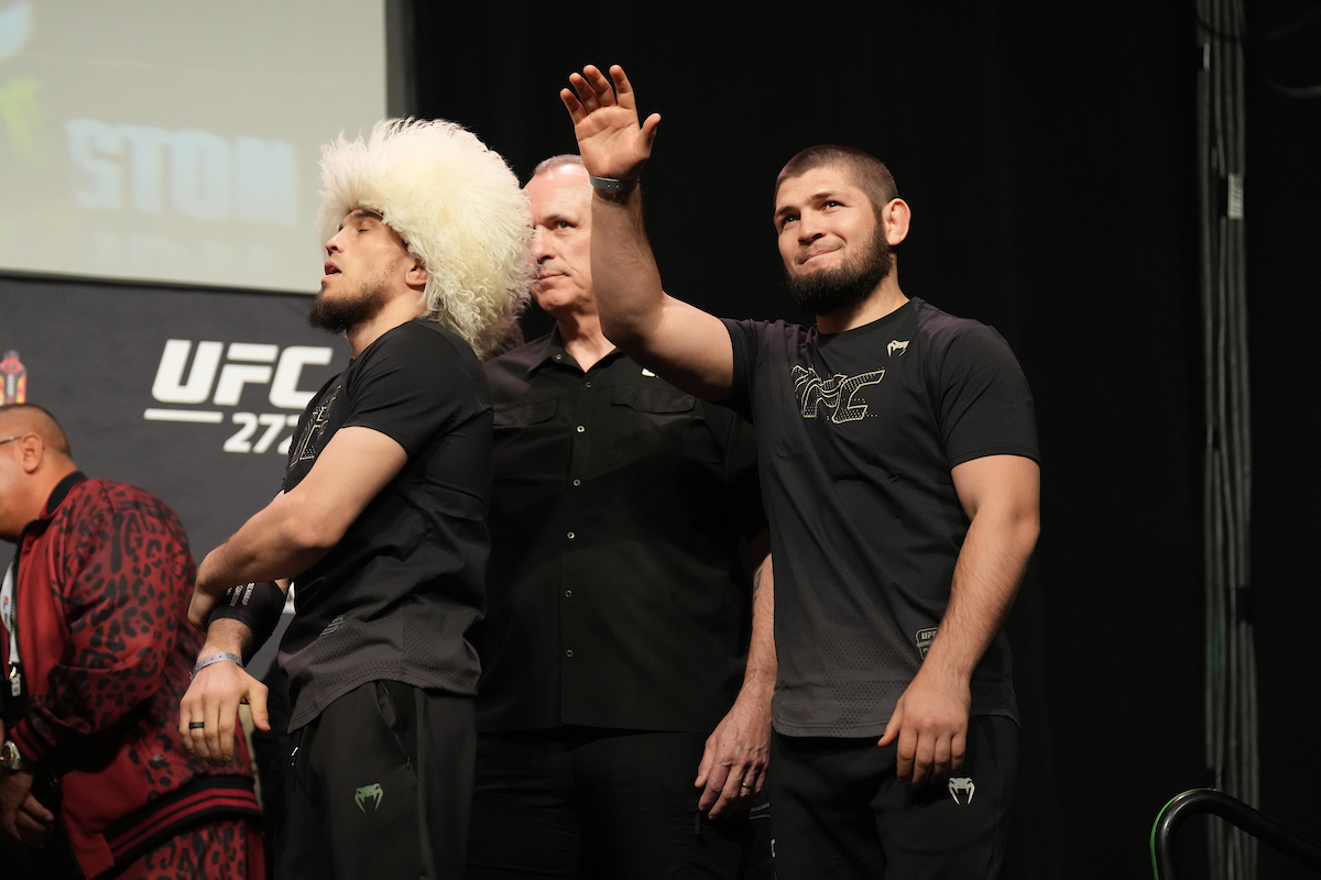 Khabib Nurmagomedov acompanha Umar Nurmagomedov na pesagem do UFC 272.