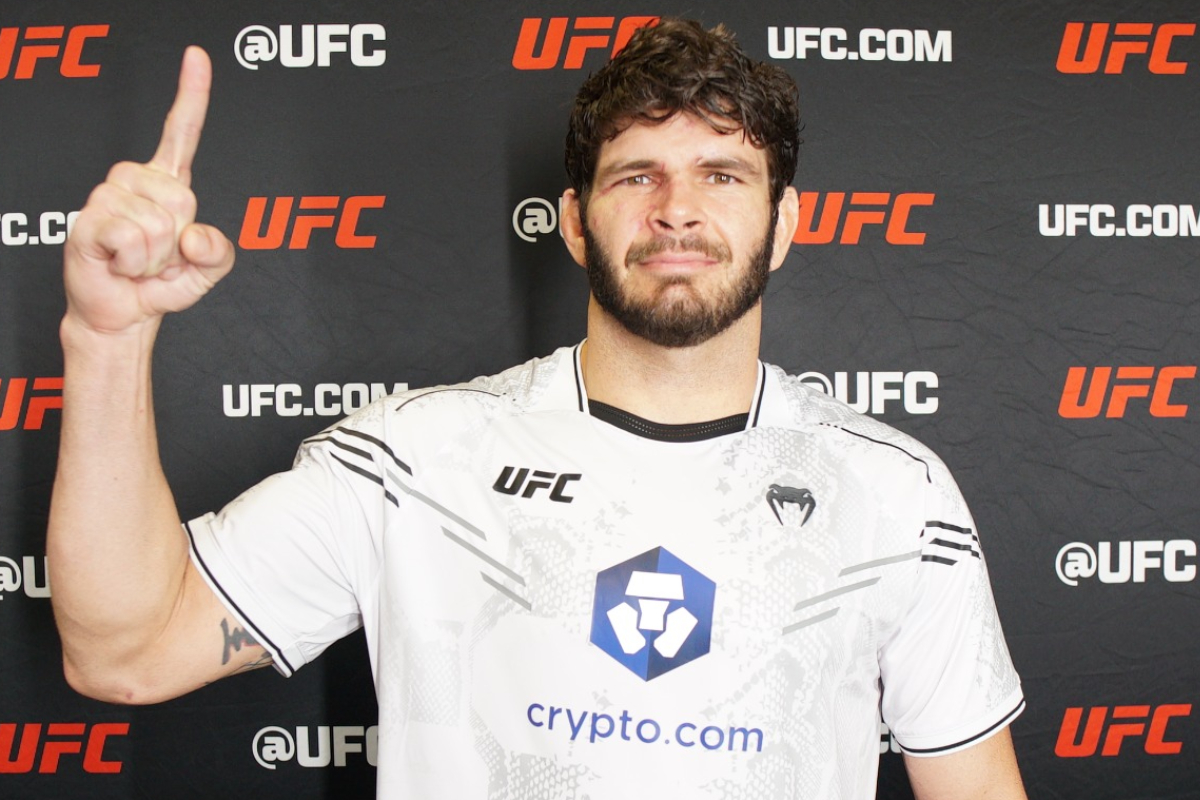 Philipe Lins posa para foto após vencer Ion Cutelaba no UFC 299.