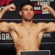Vicente Luque posa na balança da pesagem oficial do UFC Atlantic City.