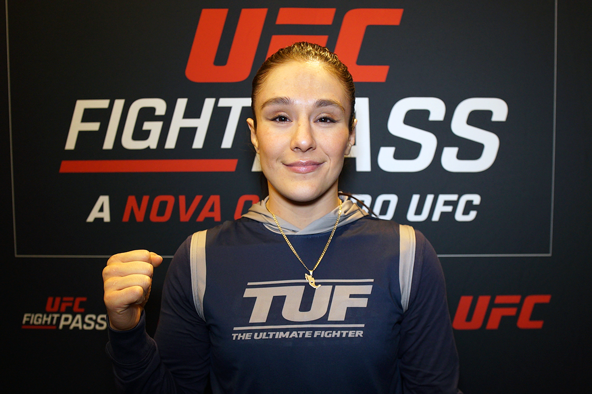 Alexa Grasso posa para fotos após conceder entrevista para a Ag Fight