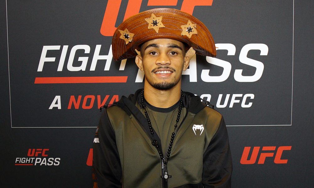 Andre Mascote posa para fotos após dar entrevista para a reportagem da Ag Fight