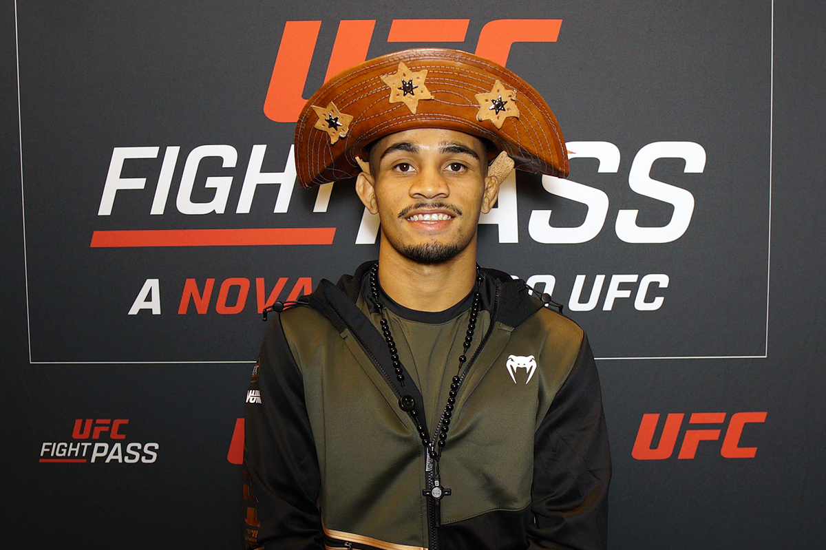 Andre Mascote posa para fotos após dar entrevista para a reportagem da Ag Fight