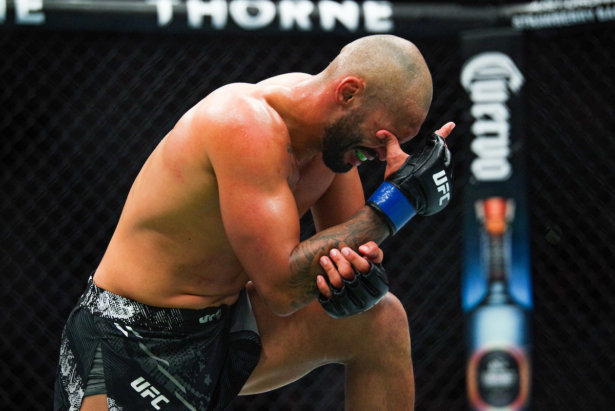 Blindado ajoelha após ser acertado no olho no UFC Atlantic City