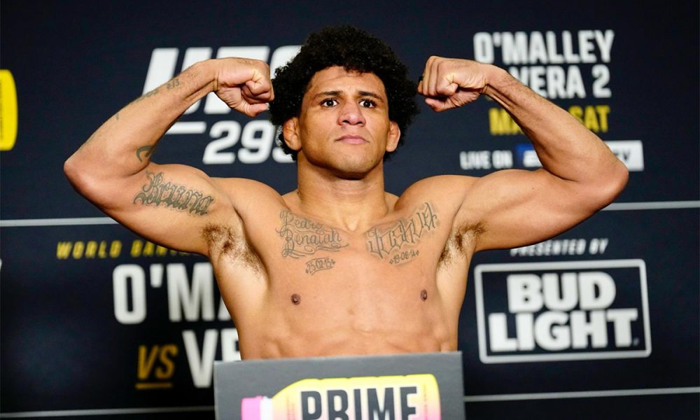 Gilbert Durinho posa para fotos após se pesar para o card do UFC 299