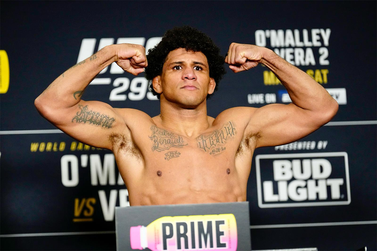 Gilbert Durinho posa para fotos após se pesar para o card do UFC 299