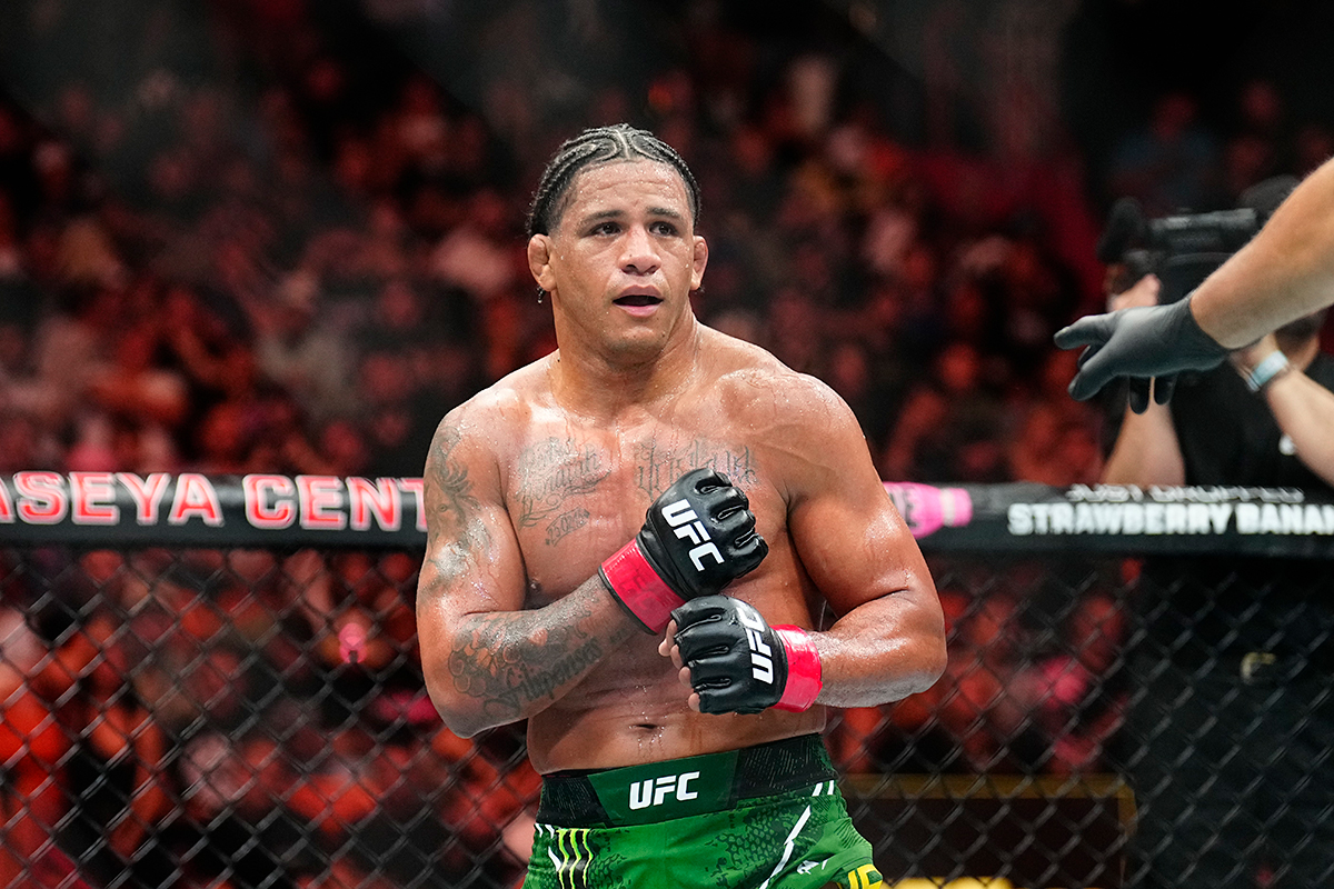 Gilbert Durinho encara seu adversário no octógono do UFC