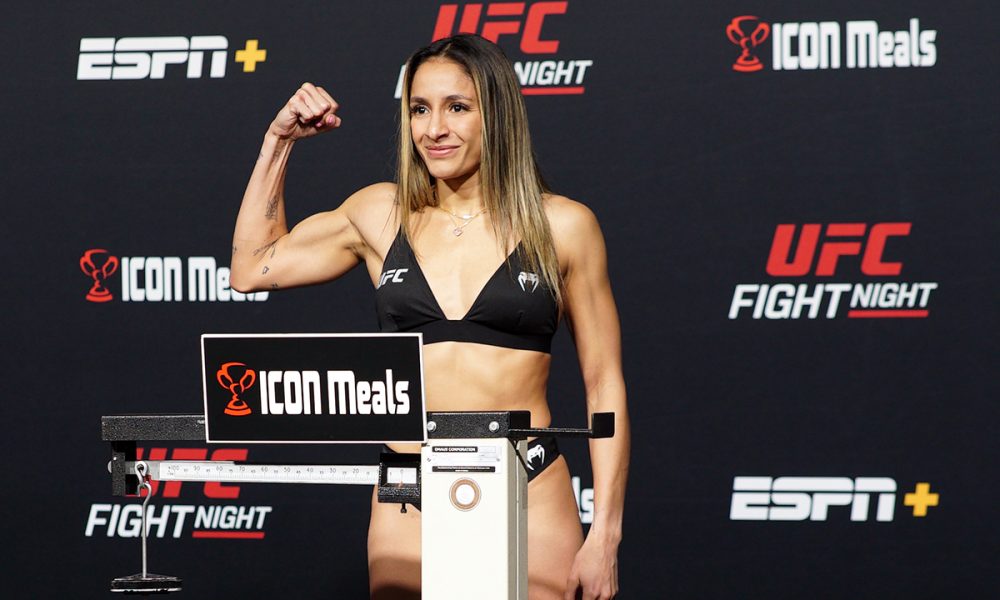 Jaqueline Amorim posa para fotos após bater o peso para sua luta no UFC Vegas 88