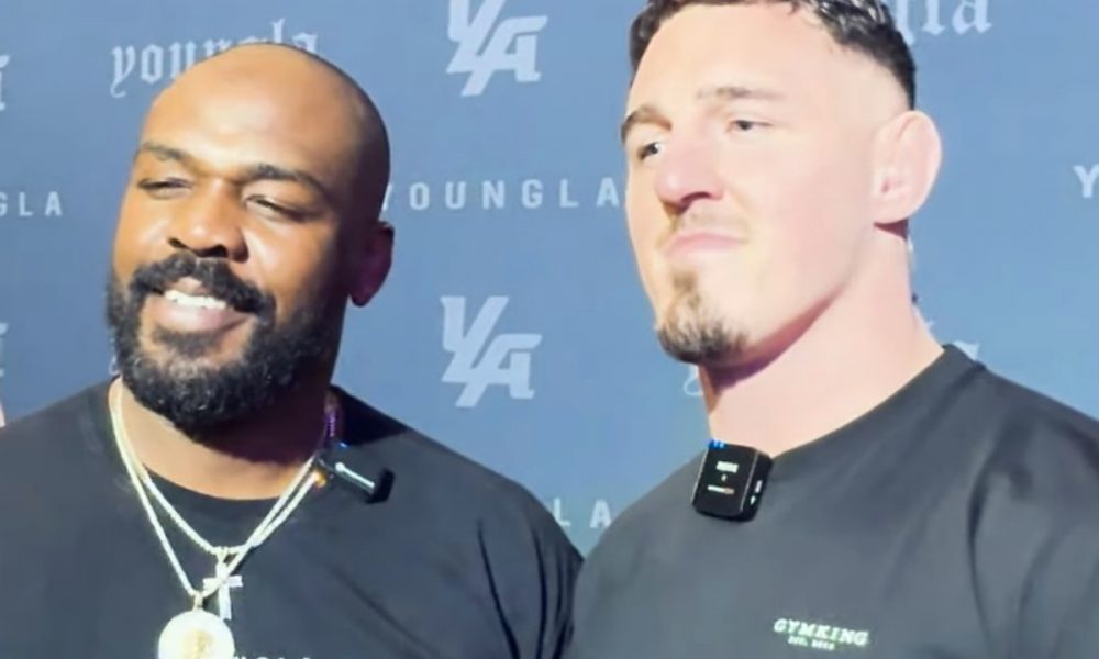 Clima estranho! Jon Jones fica frente a frente com Aspinall em evento na Inglaterra; veja