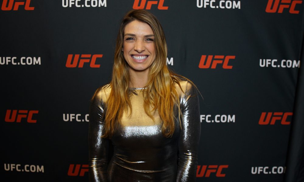 Mackenzie Dern posa para fotos após ser entrevistada pela reportagem da Ag Fight