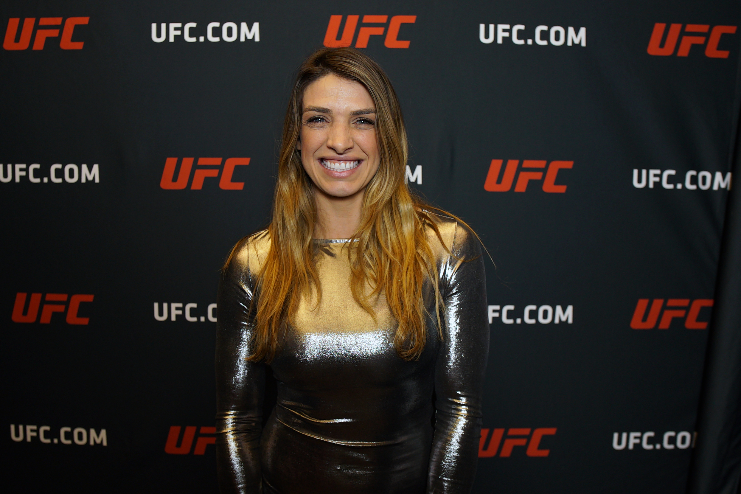 Mackenzie Dern posa para fotos após ser entrevistada pela reportagem da Ag Fight